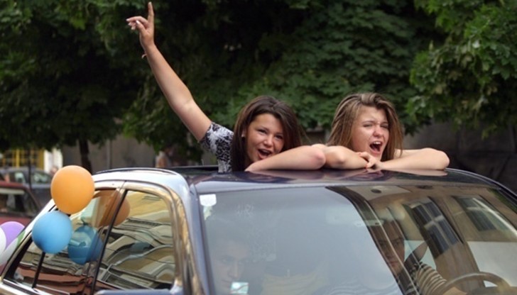 По традиция баловете днес започнаха с дефиле на лъскави и недотам лъскави автомобили по централните русенски улици По традиция баловете днес започнаха с дефиле на лъскави и недотам лъскави автомобили по централните русенски улици