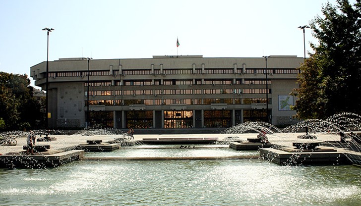 Покани за концерта ще се продават пред залата, непосредствено преди започването на концерта Покани за концерта ще се продават пред залата, непосредствено преди започването на концерта