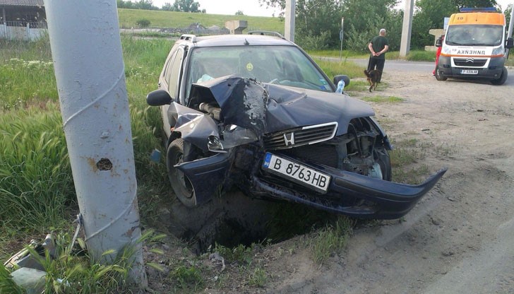 Варненска "Хонда" се е ударила странично в метален стълб на кръговото до Свободна безмитна зона в Русе