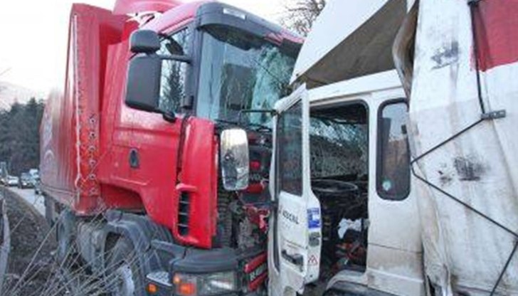 Катастрофа между два товарни автомобила затвори рано тази сутрин пътя Велико Търново - Русе / Снимката е илюстративна