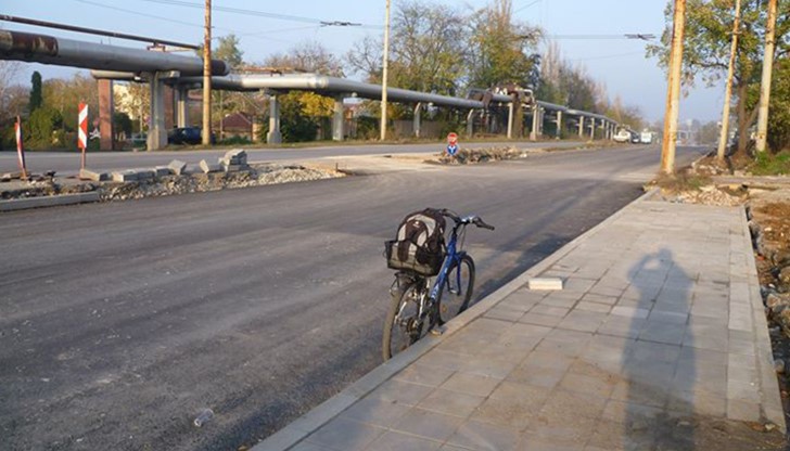 Оформената по булевард "Тутракан" велоалея е далеч от необходимото нормално пространство за придвижване на велосипедисти