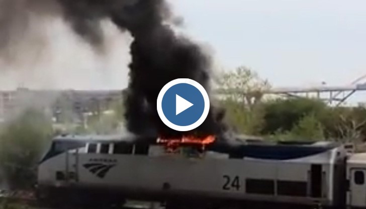 От излъчените кадри се вижда как пожарът е направил огромна дупка на тавана на локомотива