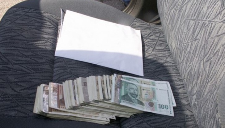Абдулрахман хвърлил в автомобила на полицаите сумата от 265 евро, 70 лв. и 300 щатски долара, за да не изпълнят служебните си задължения