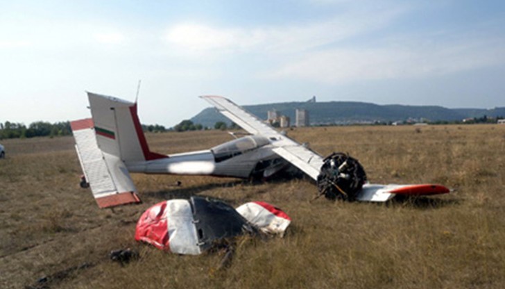 47-годишният пилот и собственик на самолета Божидар Б. е бил откаран в болница в София, където е починал от раните си