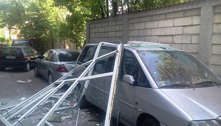 При пристигане на екипа се е установило, че е възникнал битов инцидент – взрив на газо- въздушна смес от пропан бутан