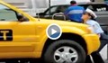 Уникално видео! Жена-полицай сама премести таксиметров автомобил