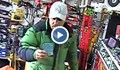 Изключително нагла кражба заснеха камерите в магазин!