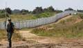 Бежанка роди, докато прескача граничната ограда