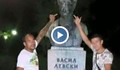Разкриха гамените, които се изгавриха с паметника на Васил Левски