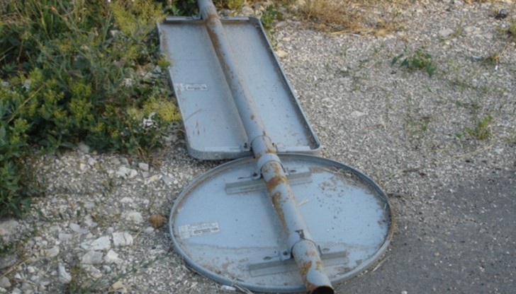 Тези съборени знаци чакат да бъдат прибрани