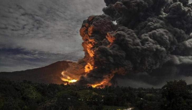 Високият 2460 м вулкан Синабунг за последен път изригна на 15 септември 2013 г. след 3-годишно затишие