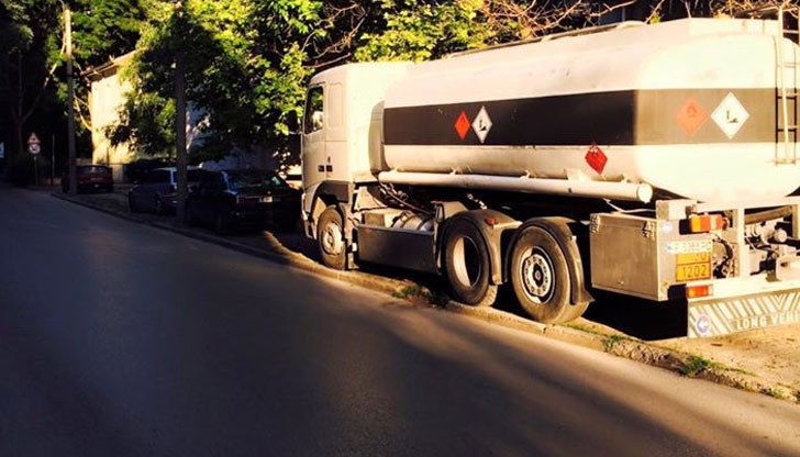 Тротоар ?! На метри от жилищен блок, детска градина и училище??!