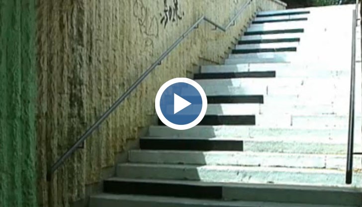 В новия подлез стълбите са боядисани като клавиши на пиано