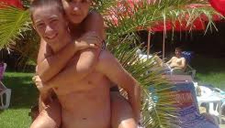 Поведението на приятелката му е доста подозрително! Поведението на приятелката му е доста подозрително!