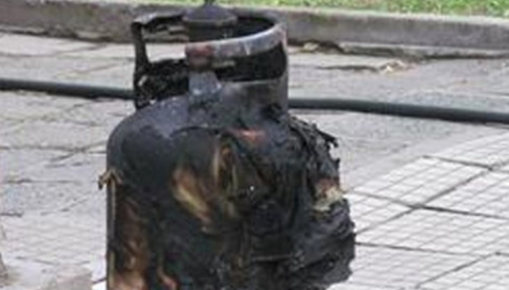 Чу се страшен трясък, и блокът се разтресе. Наистина се уплашихме