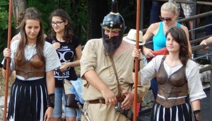 Има възстановки на атрактивни всекидневни практики, игри ... Има възстановки на атрактивни всекидневни практики, игри ...