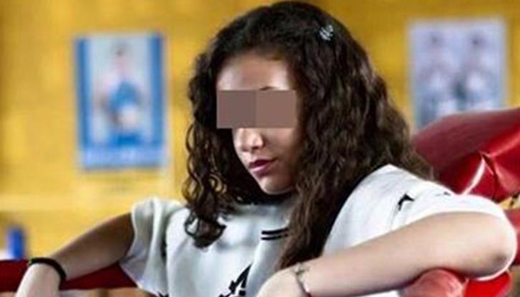 Около 30 момичета приклещиха 14-годишна девойка в Пловдив, а четири от тях я пребиха и надраха лицето й, за да не може да се яви на престижен световен конкурс за красота!
