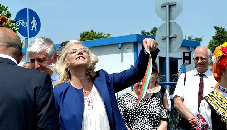 Лентата на реконструирания булевард прерязаха еврокомисарят по регионална политика г-жа Корина Крецу, Лентата на реконструирания булевард прерязаха еврокомисарят по регионална политика г-жа Корина Крецу,