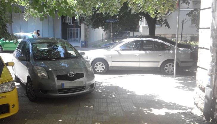 Зад Съдебната палата, на изхода за инвалидни колички от тротоара