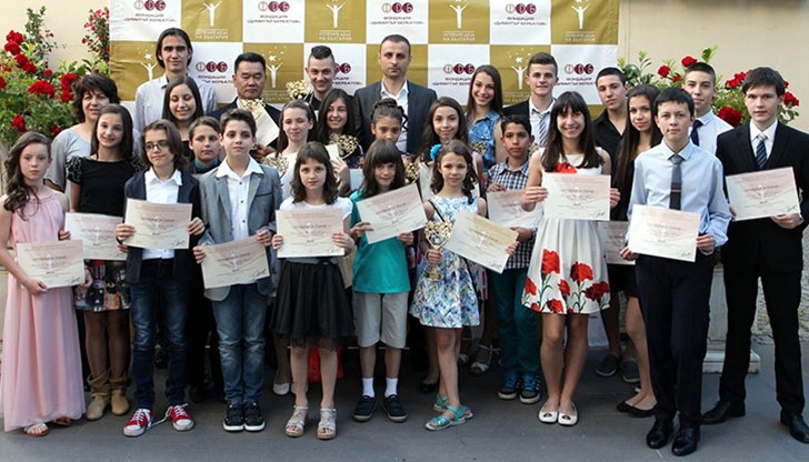 За седма поредна година Димитър Бербатов награди „Успелите деца на България”