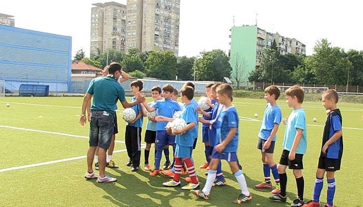 Днес част от закупените 200 топки получиха децата набор 2005 от занимаващи се в школата в „Дунав 2010“, топки ще получат и школите в другите русенски клубове
