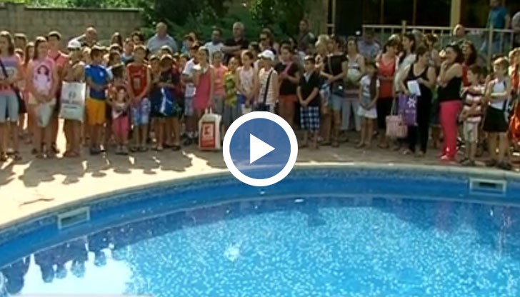 В „Научи се да плуваш” участват възпитаници на училищата „Васил Левски” и „Никола Обретенов”