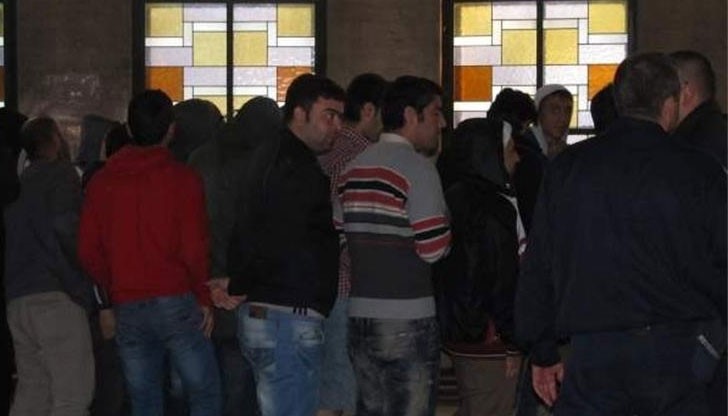 Мобилният скенер открил в помещението налягалите чужденци, сред които имало девет жени и три деца