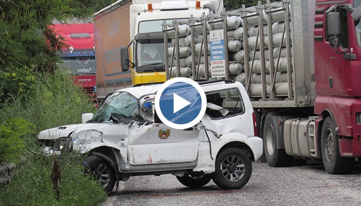 Тежка катастрофа стана тази сутрин на пътя Русе-Бяла между ТИР и лека кола