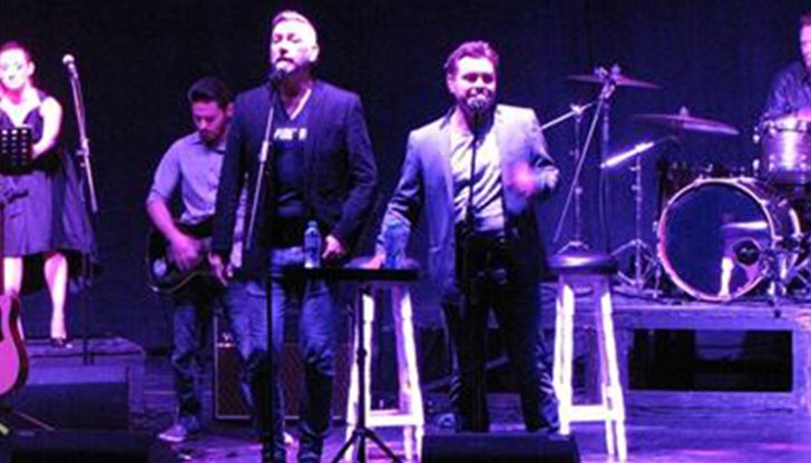 Дует “Авеню” пяха с братята Пламен и Иво от “Х Фактор” на концерта си в Доходното здание в Русе в петък вечерта