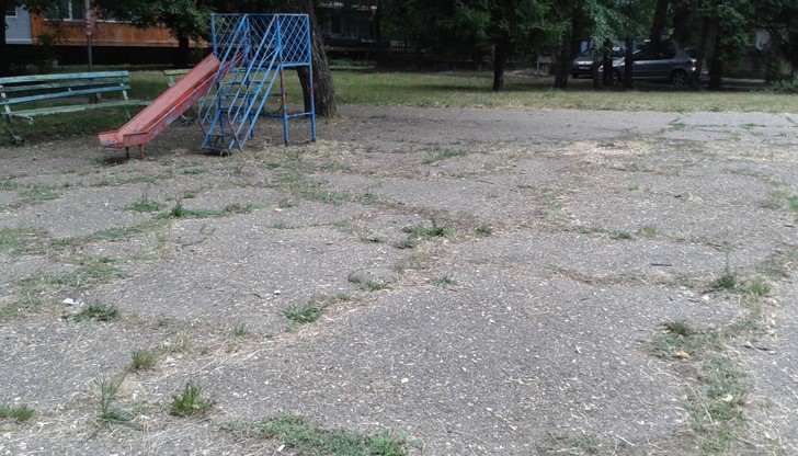 Това е "детска площадка" в квартал "Здравец" до бл. 82