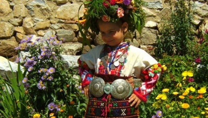 Младите момичета участват в ритуала „Мълчана вода” в местността „Вълчова тумба” Младите момичета участват в ритуала „Мълчана вода” в местността „Вълчова тумба”