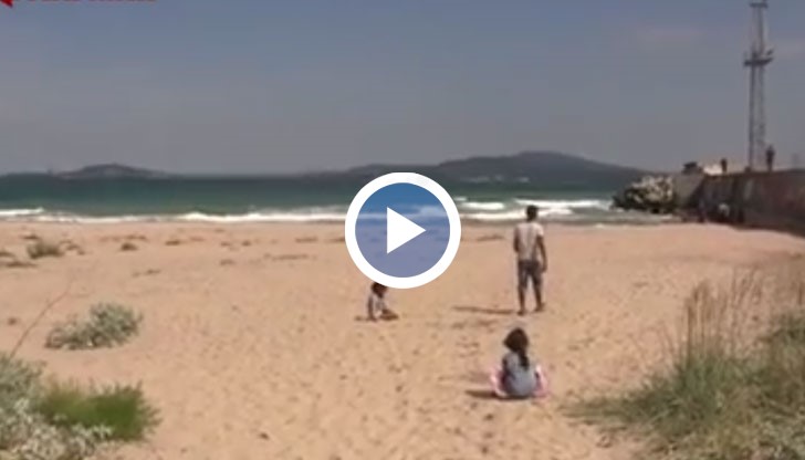 Сломената от скръб майка разказва как вълните отнесли детето й