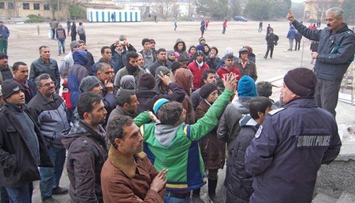 България започва извеждането на бежанци на външни адреси с европари!