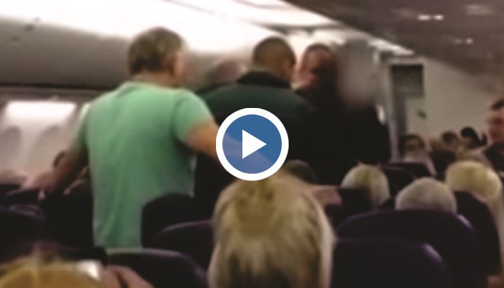 На видето се вижда как мъжът е отведен, което останалите пътници бурно аплодират
