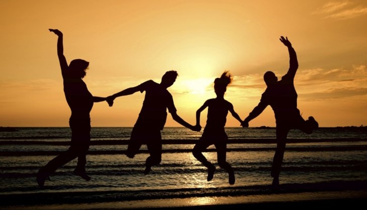 Време е за море! Всичките 12 зодии се натоварват в автобус и тръгват за морето. Вижте какво се случва оттам нататък... Време е за море! Всичките 12 зодии се натоварват в автобус и тръгват за морето. Вижте какво се случва оттам нататък...