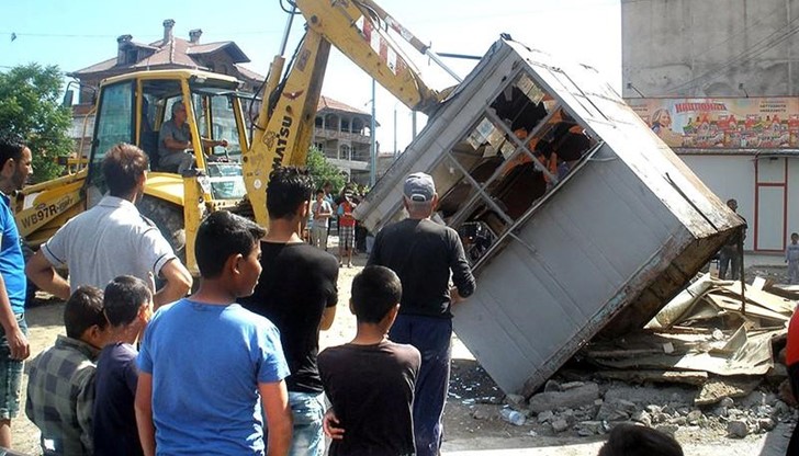 След всеки етнически конфликт или бедствие се говори за събаряне на незаконните ромски гета. И така от 25 години След всеки етнически конфликт или бедствие се говори за събаряне на незаконните ромски гета. И така от 25 години