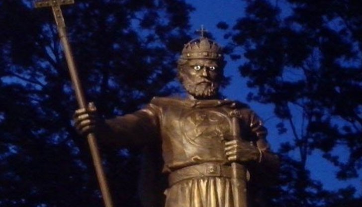 Към 21.30 ч. пристигналите да видят необичайния ефект с очите на българския цар са над 60 души.