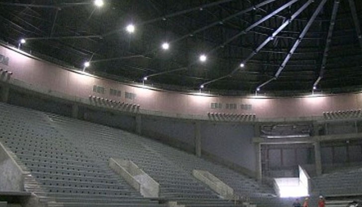 Точно месец преди обявената дата за официалното откриване на „Арена Русе”, на строежа кипи усилена работа.