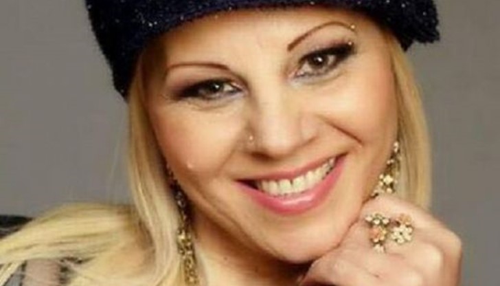 Измамницата се представя за певицата Джулия Христова