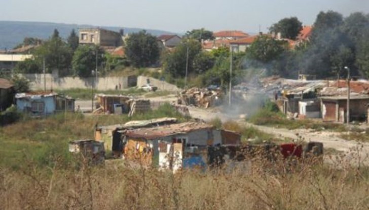 Багерът бутна три къщи в кв. „Кремиковци”