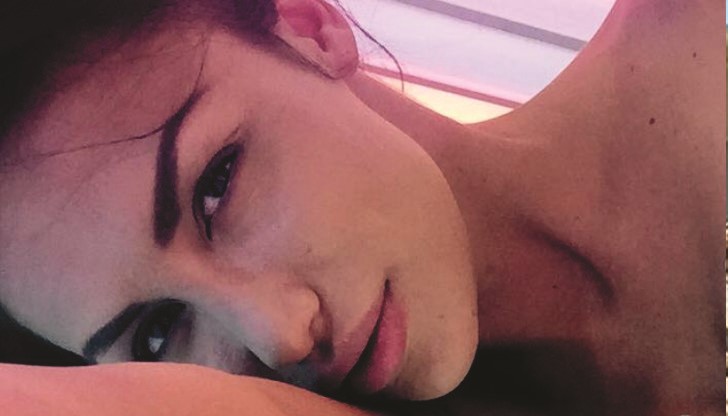 Надписът гласи "Целуни ме по устните, бейби"