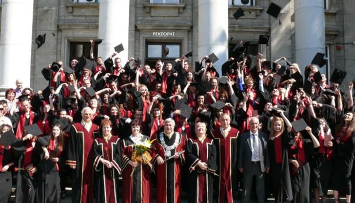 Голямата зала на „Канев Център“ беше пълна с родители, близки и приятели на бъдещите адвокати, съдии и прокурори Голямата зала на „Канев Център“ беше пълна с родители, близки и приятели на бъдещите адвокати, съдии и прокурори