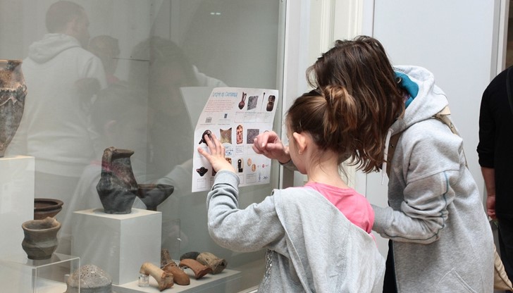 Игра с три предмета“, „Търсачи на съкровища“ и „Да си построим кула“ са само част от забавленията в събота