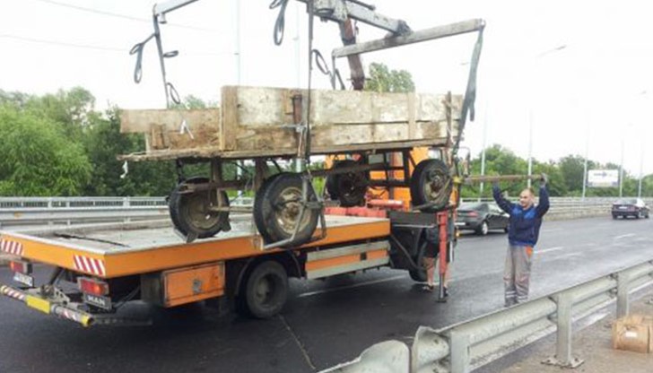 Каруците по улиците на Пловдив са забранени. "Ромите" обаче най-редовно нарушават закона и препускат по улиците на града! Каруците по улиците на Пловдив са забранени. "Ромите" обаче най-редовно нарушават закона и препускат по улиците на града!