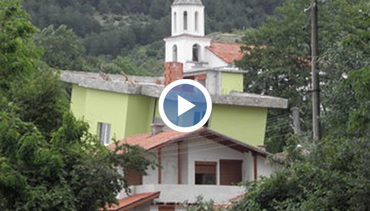 Къщата е килната на едната си страна, че и с покрива отдолу