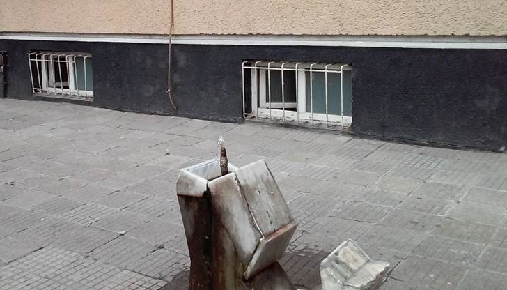 Дали тази чешмичка е вързана към някакъв водомер и какъв е нейният разход на вода?