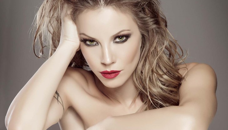 Ако има класация за рокля с най-малко плат, то Емилия ще я спечели