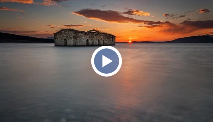 В последните месеци в социалните мрежи голяма популярност набира историята на една църква – „Св. Иван Рилски“, или „Потопената църква”