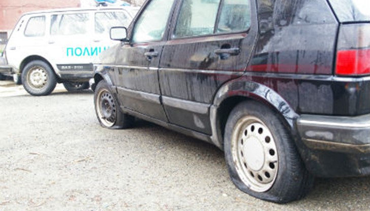 От години жителите на блока осъмват със спукани гуми От години жителите на блока осъмват със спукани гуми