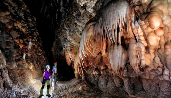 Участниците са пещерняци и приятели на пещерите от всички балкански страни Участниците са пещерняци и приятели на пещерите от всички балкански страни